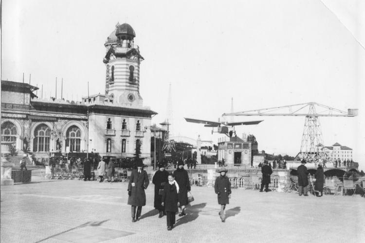 Plaça de l'entrada principal del Tibidabo, any 1930